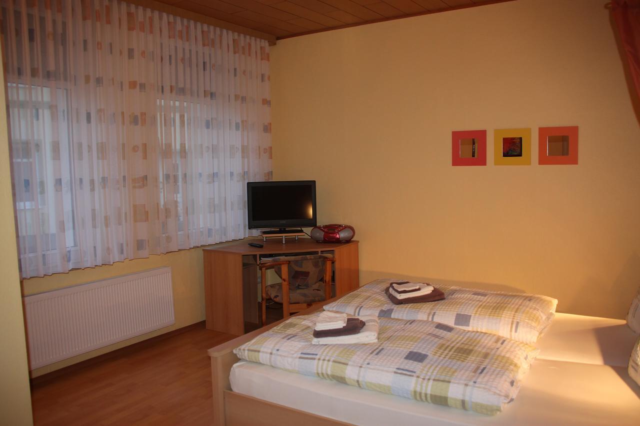 Pension Zum Yachthafen วาเริน ภายนอก รูปภาพ