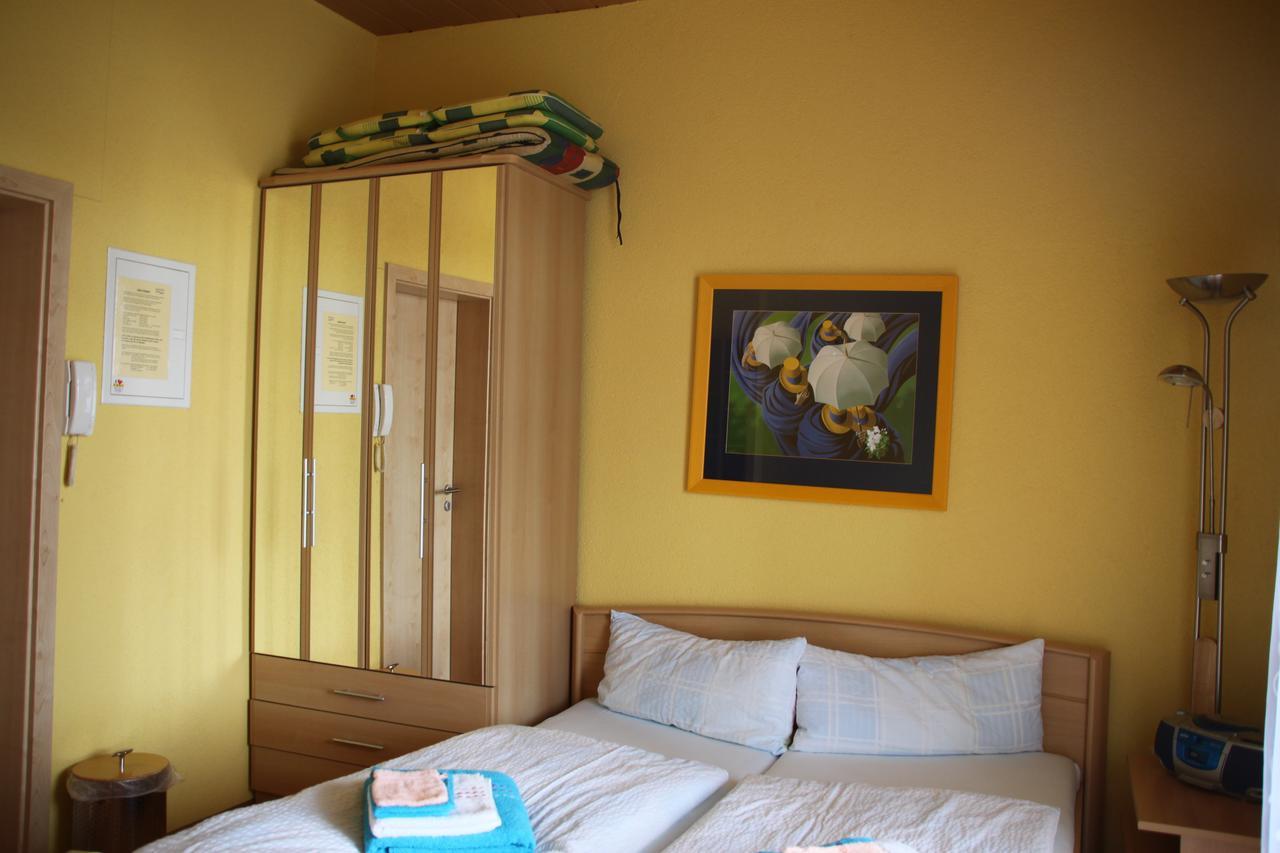 Pension Zum Yachthafen วาเริน ภายนอก รูปภาพ
