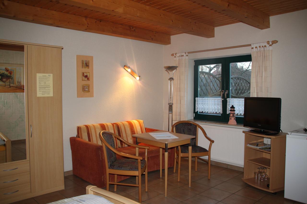 Pension Zum Yachthafen วาเริน ภายนอก รูปภาพ